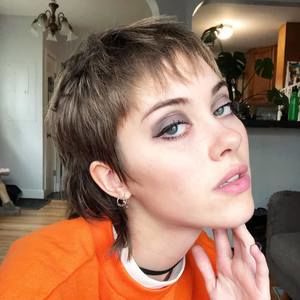 Meet your Posher, Chloe